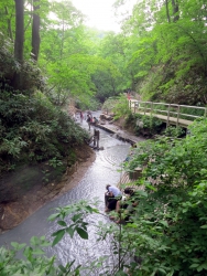 Im heißen Fluss kann man die Füße entspannen.