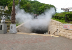 Ein Geysir mitten in Noboribetsu.