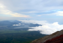 Eine schöne Aussicht auf die Seen am Fuße des Fuji.