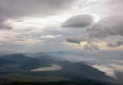 Auf dem Weg bergab wird das Wetter und die Aussicht schöner.