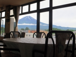 Frühstück im Hotel mit Blick auf den Fuji.