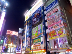 Akihabara bei Nacht.