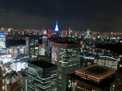 Tōkyō bei Nacht.