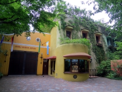 Totoro wartet am Fenster auf die Besucher des Studio-Ghibli-Museums.