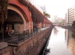 Promenade an der alten Bahnstation Manseibashi.