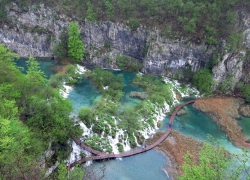 Holzstege führen über das Wasser direkt an den Wasserfällen vorbei.