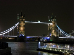 Tower Bridge bei Nacht.