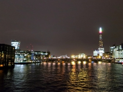 Skyline bei Nacht.