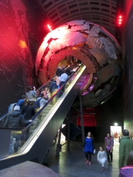 National History Museum – Rolltreppe durch die Erde.