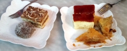 Kuchen in Gusinje (Bombice links vorne).
