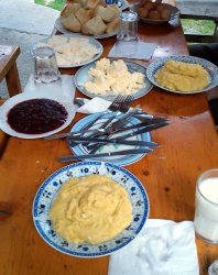 Frühstück mit Polenta und viel Käse.