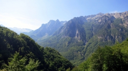 Wälder und Berge.