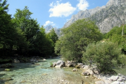 Gemütlicher Rastplatz am Fluss.