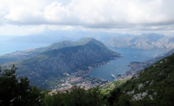 Blick auf Kotor und Bucht.