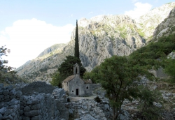 Ein Kirche hinter der Burgruine.