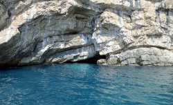 Vor der Blauen Grotte (der Eingang ist links, im Bild nicht sichtbar).