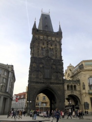 Der Pulverturm zu Beginn des Königwegs.