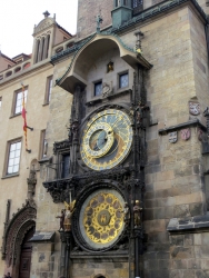 Die astronomische Uhr am Altstädter Rathaus.
