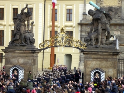 Wachablösung am Burgtor.