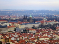 Die Prager Burg vom Aussichtsturm Petřín.