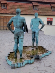 Das Franz-Kafka-Denkmal am Kafka-Museum.