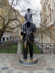 Das Frank-Kafka-Denkmal am Jüdischen Museum.