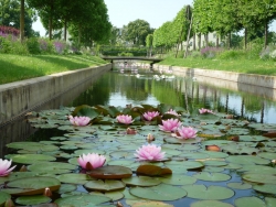 Der Schlossgarten wird durch Kanäle verschönert.