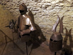 Rüstungen und Schandmasken im Folterkeller der Burg in Linz am Rhein