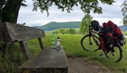 Mittagspause mit Burg Teck im Hintergrund