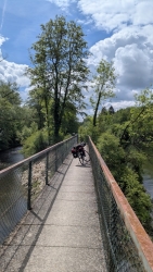 Fahrt über Stege über Nebenflüsse der Iller 