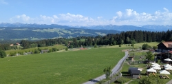 Auf dem Skywalk sieht man Berge …