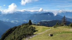 Auf der Bischlinghöhe mit Blick auf die Alpen