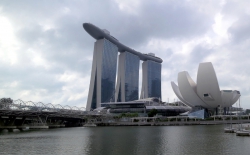 Marina Bay Sands mit Helixbrücke (links) und ArtScience-Museum (rechts).