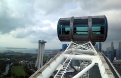 Im Singapore Flyer auf Höhe des Surfbretts.