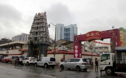 Eingang von Chinetown mit einem Hindu-Tempel.