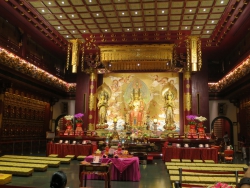 Im Inneren des Buddha Tooth Relic Temple.