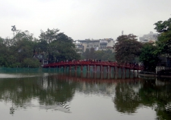 Die The-Huc-Brücke führt zum Jadebergtempel auf dem Hoan-Kiem-See.