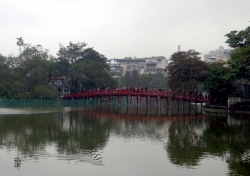 Die The-Huc-Brücke führt zum Jadebergtempel auf dem Hoan-Kiem-See.