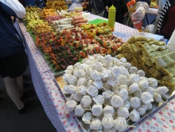 Essen auf dem Nachtmarkt.