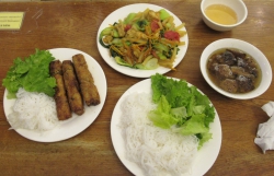 Eine Spezialität Hanois: Bun cha (rechts im Bild).