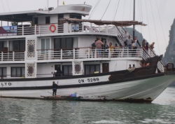 Schwimmende Verkäufer preisen ihre Waren direkt am Schiff an.