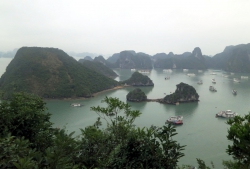 Aussicht auf die Halong-Bucht – mit ein „paar“ Schiffen.