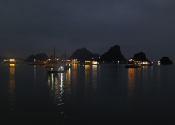 Die Halong-Bucht bei Nacht.