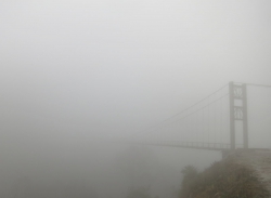 Brücke im Nebel.