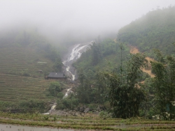 Mitte: Wasserfall. Rechts: Rutschiger Weg.