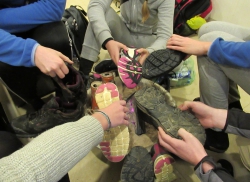 Gemeinsames Schuhe trocknen am Ende der Tour.