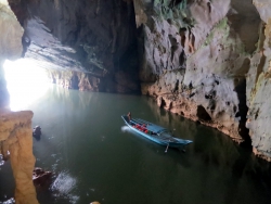 Mit dem Boot geht es in die Höhle, …