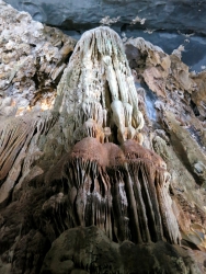 Ein wunderschöner gefrorener Wasserfall.