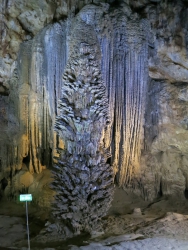 Sehr eigentümlich gewachsener Stalagmit.