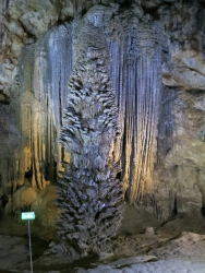 Sehr eigentümlich gewachsener Stalagmit.